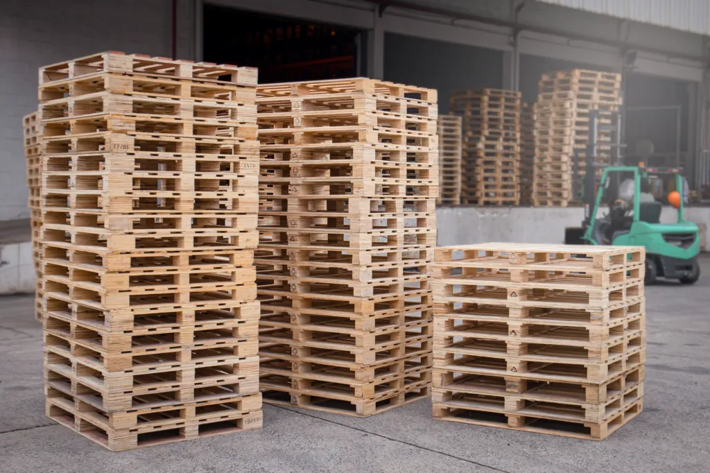 pallets de madera afuera esperando a ser ordenas