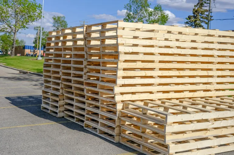 Reutilización de pallets. pallets apilados