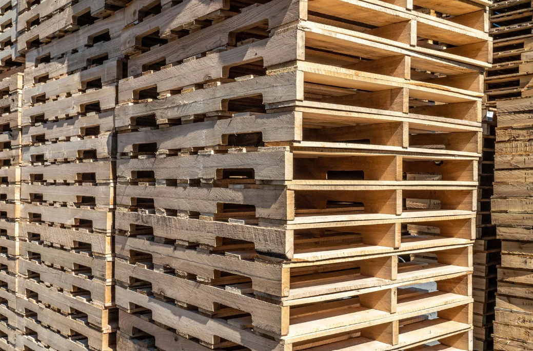 El contenido de humedad y la estabilidad dimensional de los pallets de madera