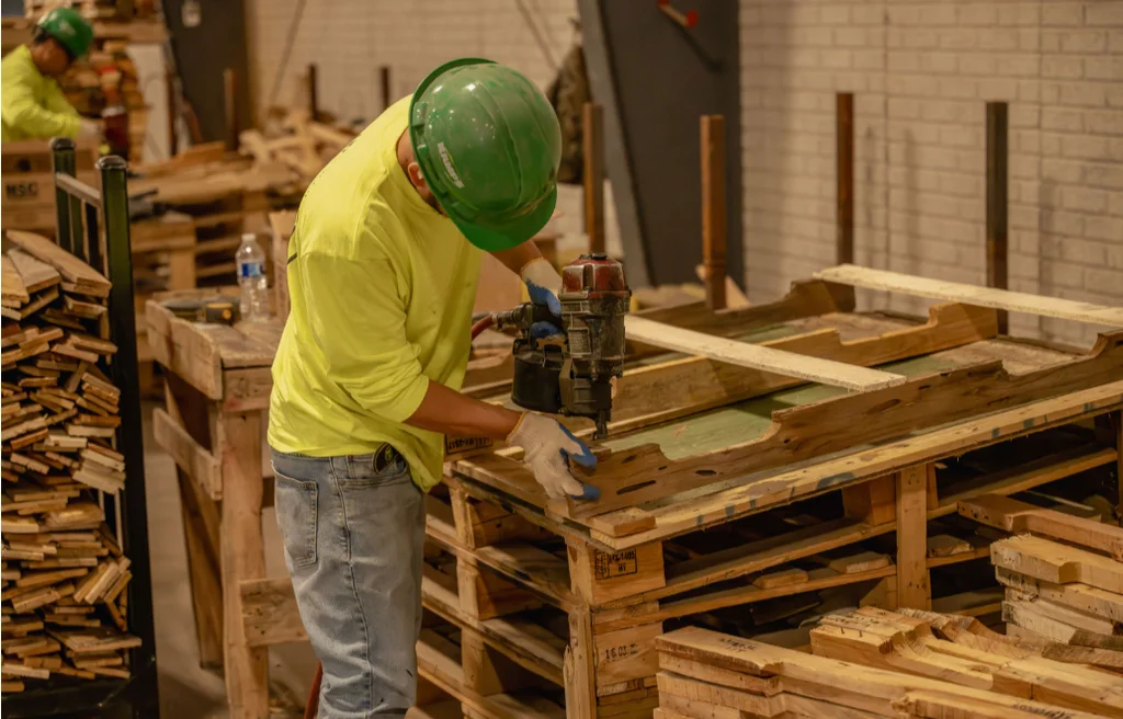 Reparación de embalajes de madera en la industria.
